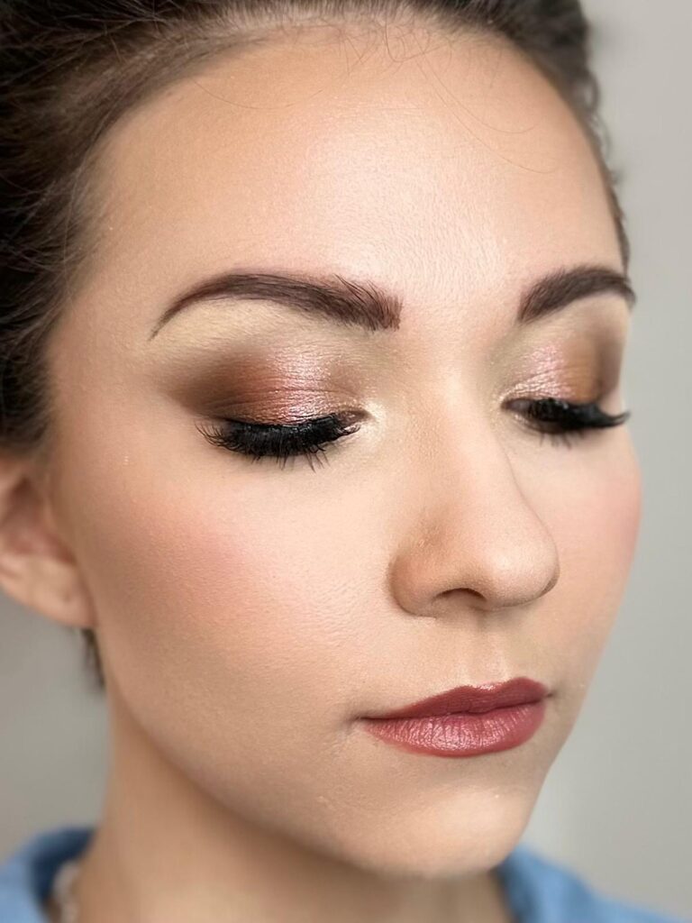 Makijaż wieczorowy profesjonalny - smokey eyes, klasyczny look, brokat Luboń